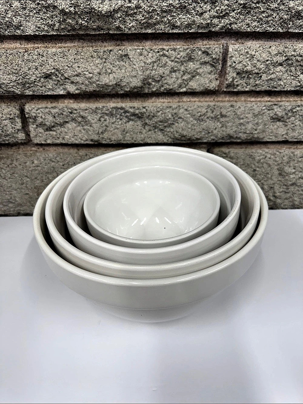 HomeStyles White Ceramic Nesting Bowls – Set of 4 Mixing / Serving Bowls